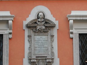 A plaque on Via della Mercede honoring the master sculptor and architect (and neighborhood local) Bernini