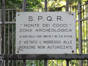 The sign at the gates to Monte Testaccio ...