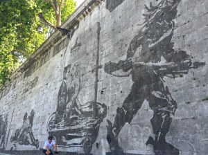 A soldier, next to the famous Trevi scene from La Dolce Vita, this time set in a bathtub ...